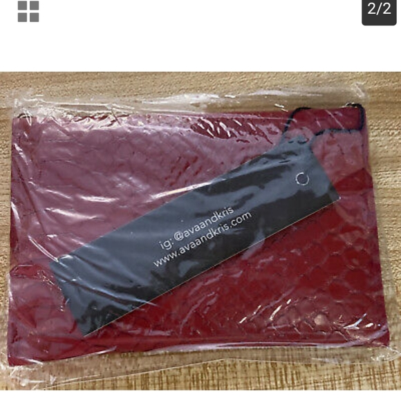 New!! Ava/Kris Meg Crossbody Purse - Picture 3 of 3